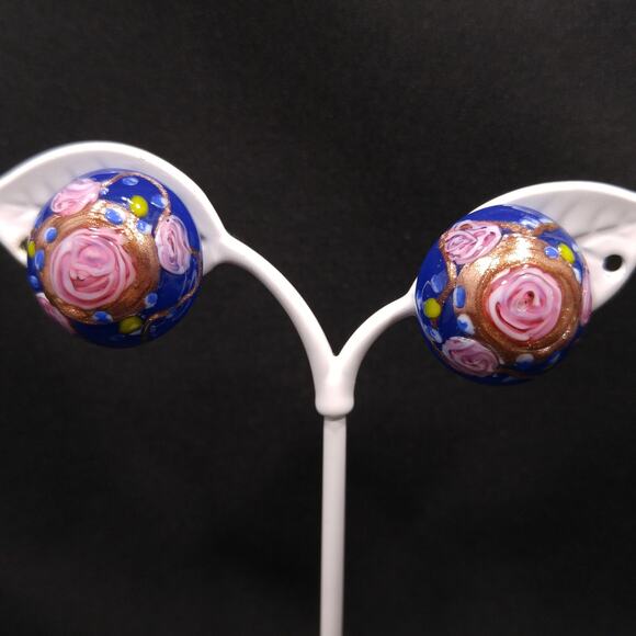 Vintage 1940s Italian Wedding Cake Rose Clip Earrings, Dark Blue Pink Roses - Picture 2 of 10